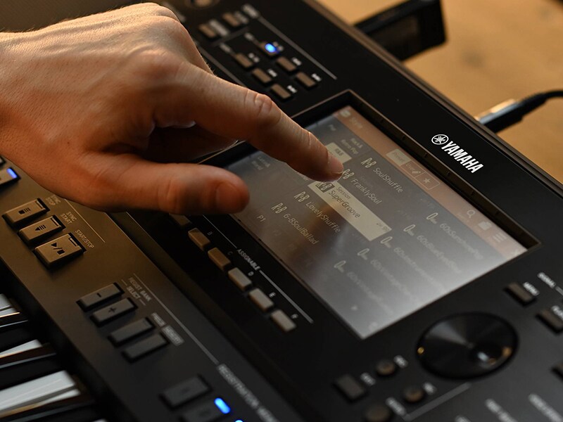 Het touchscreen van het Yamaha Arranger Workstation PSR-SX720+ bedienen