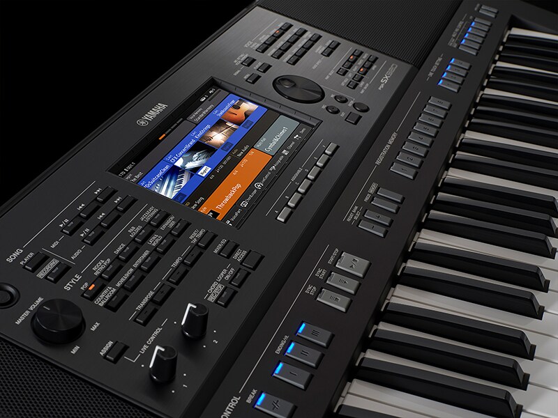 Foto van het Yamaha Arranger Workstation PSR-SX720+, genomen schuin van linksboven