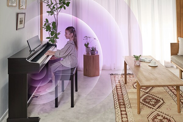 Geluidsgolven die zich verspreiden vanuit een ARIUS-piano in een woonkamer