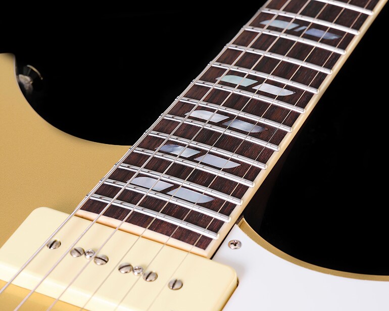 Details van de fretboard en inlay op de Signature Revstar RS02CB