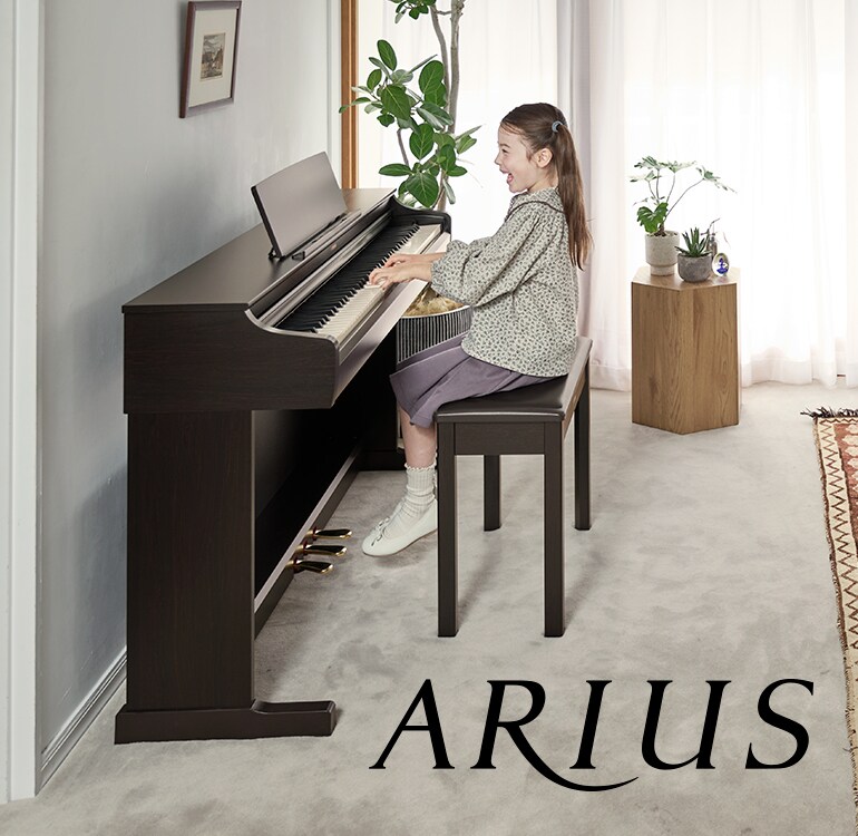 Een meisje dat thuis op een ARIUS-digitale piano speelt en daarmee een steeds verder ontwikkelende muzikaliteit en diepere emotionele expressie laat zien.