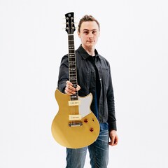 Chris Buck toont trots zijn Signature Revstar RS02CB