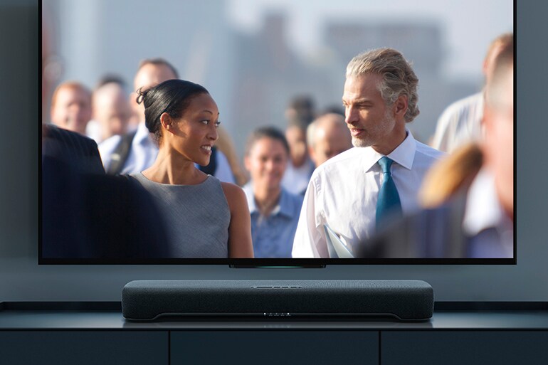B200A onder een tv die een filmscène toont