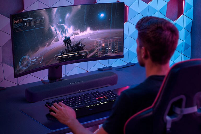 Persoon die een B200A gebruikt met een gaming-monitor