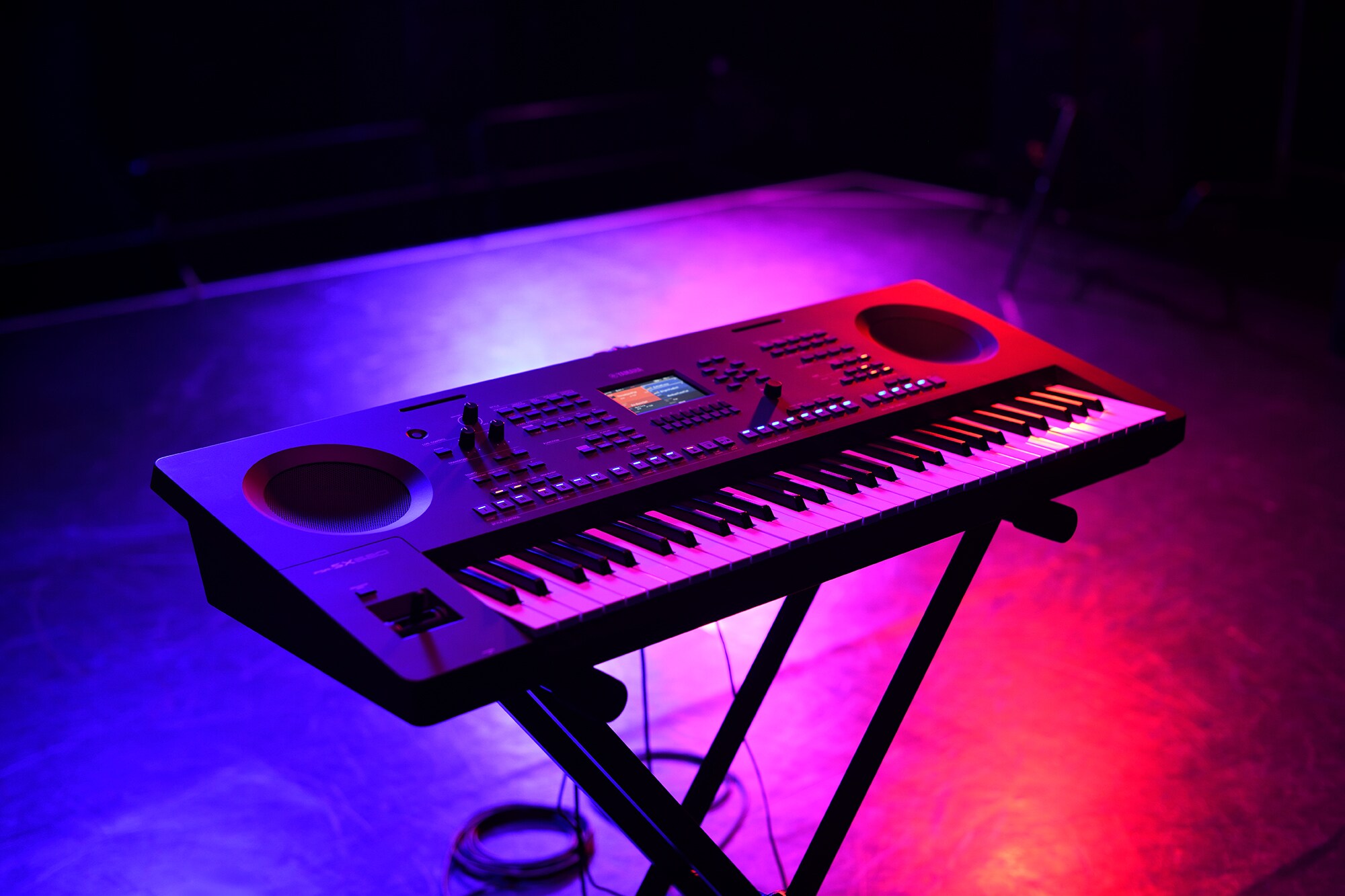 Een keyboard op een statief onder podiumverlichting