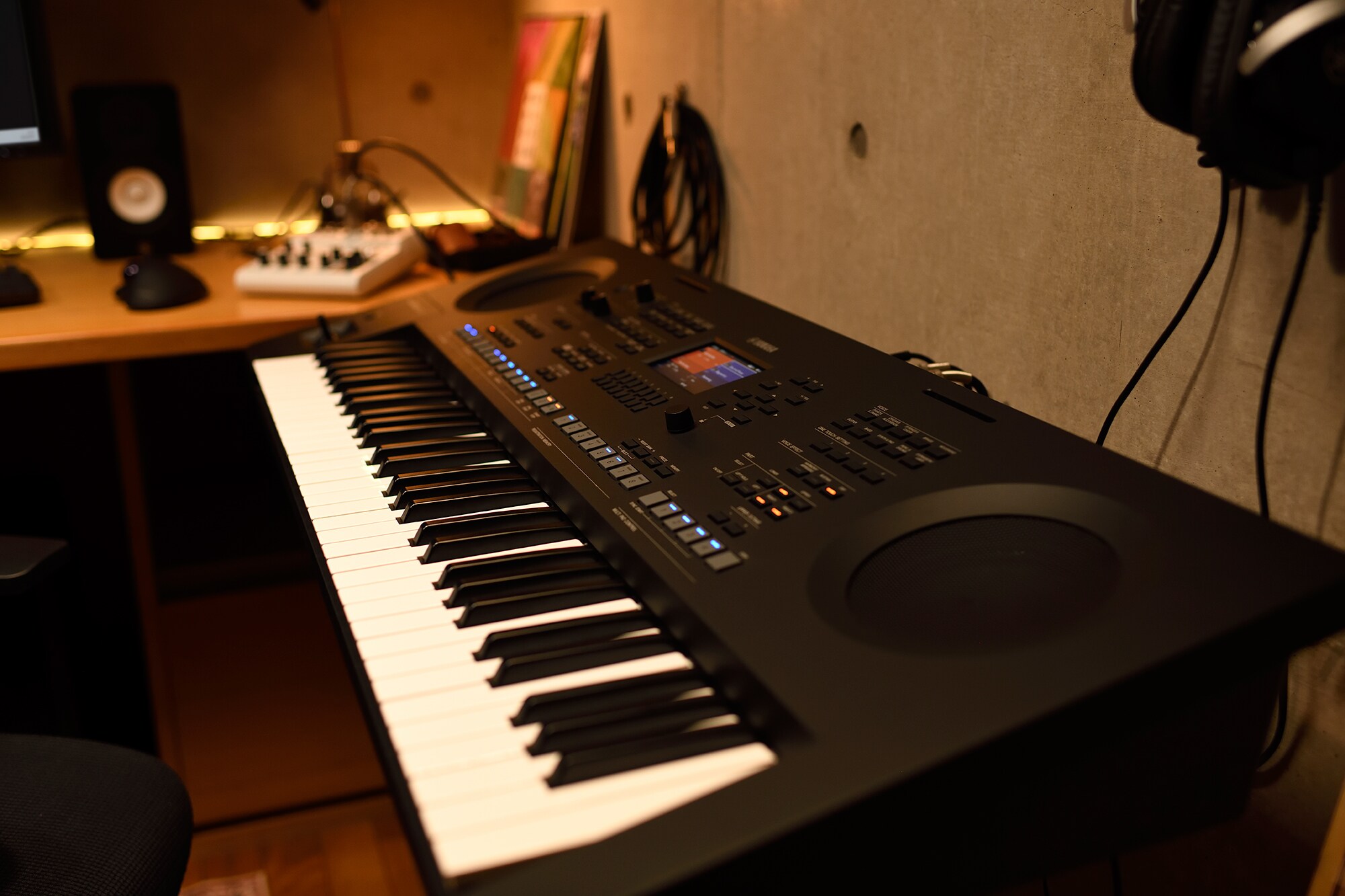 Een muzikale thuiswerkplek met een computer en een keyboard