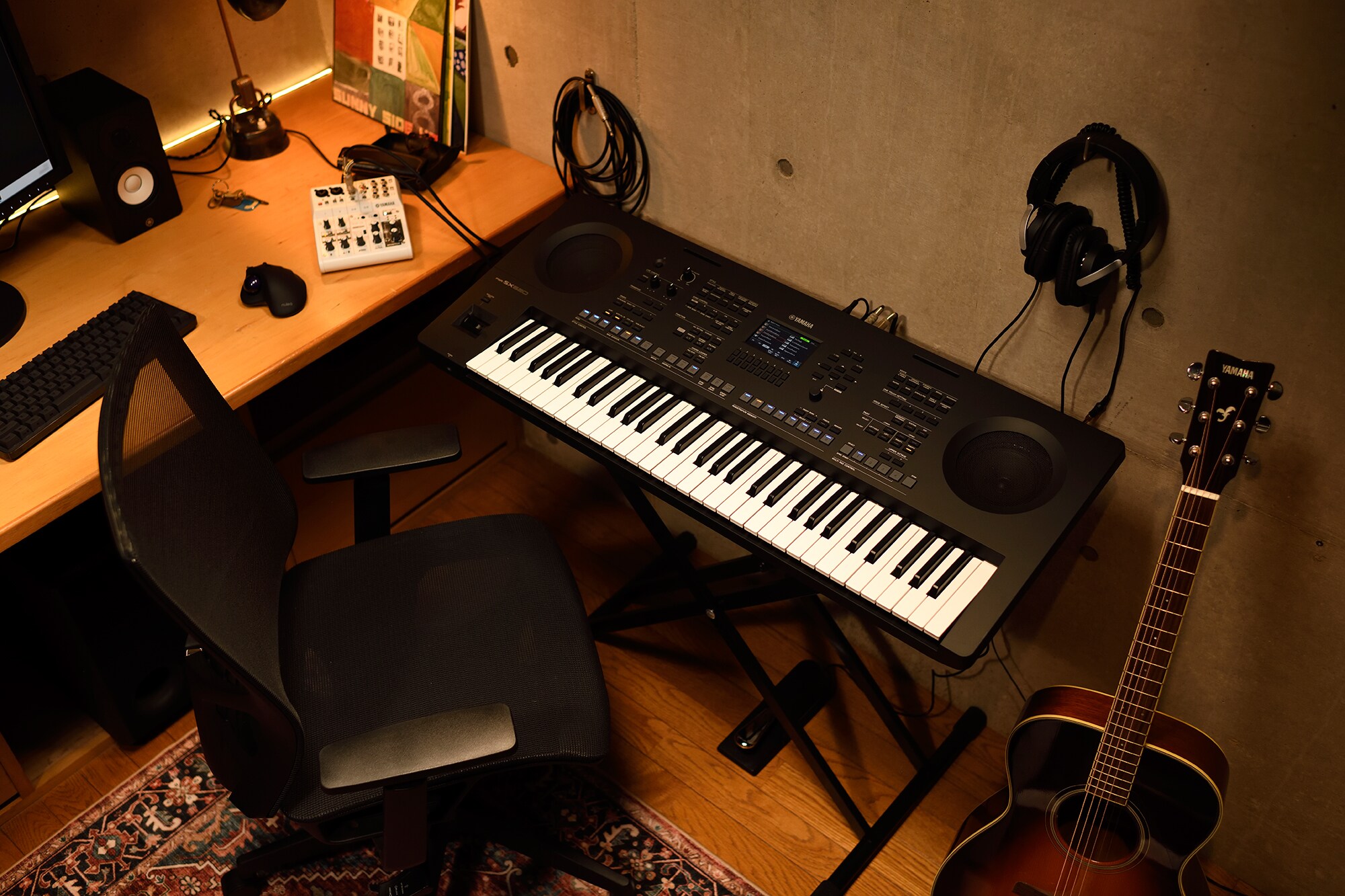 Een muzikale thuiswerkplek met een computer en een keyboard