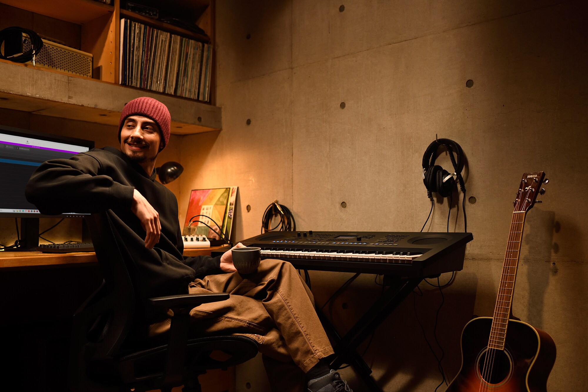 Een muzikale thuiswerkplek met een computer en keyboard, met een toetsenist aan het werk in de thuisstudio