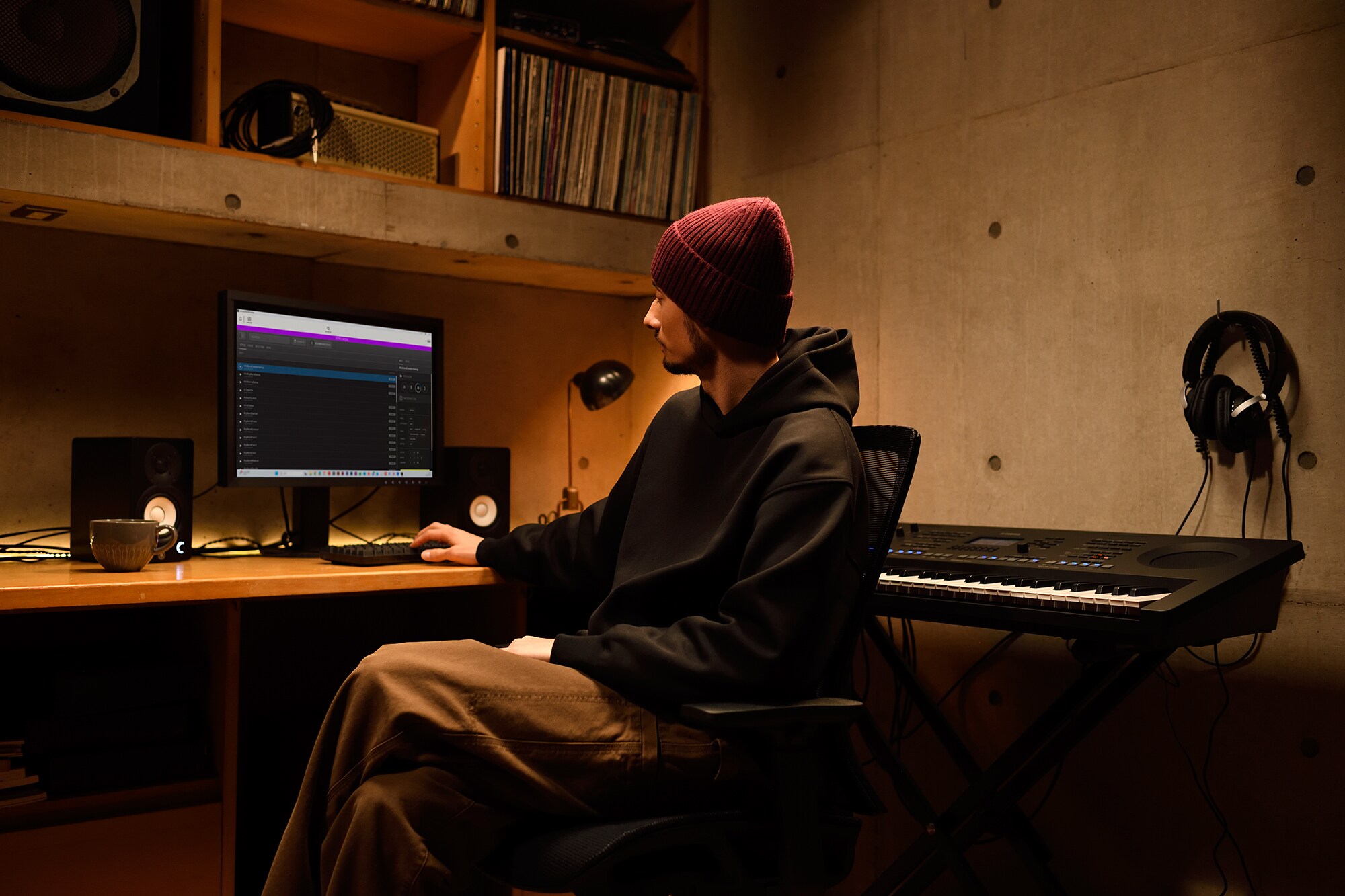 Een muzikale thuiswerkplek met een computer en keyboard, met een toetsenist aan het werk in de thuisstudio
