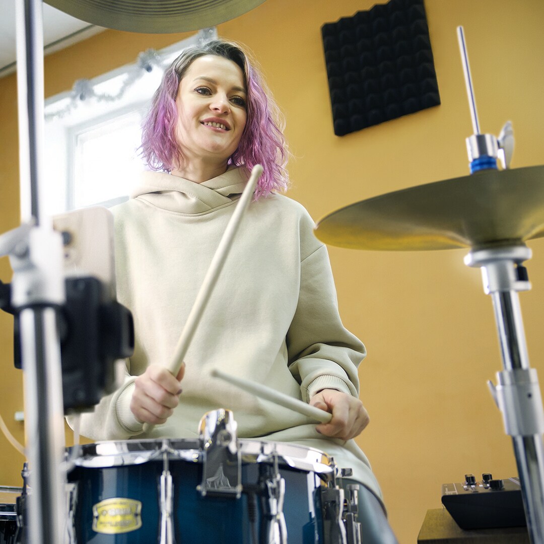 Drummer die optreedt met monitoring van een verrijkte drummix die met de Yamaha EAD20 is gemaakt.