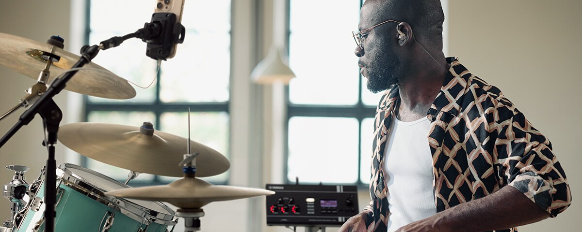 Akoestische drumkit aangesloten op de Yamaha EAD20 voor oefenen met backingtracks, clicktracks en monitoring.