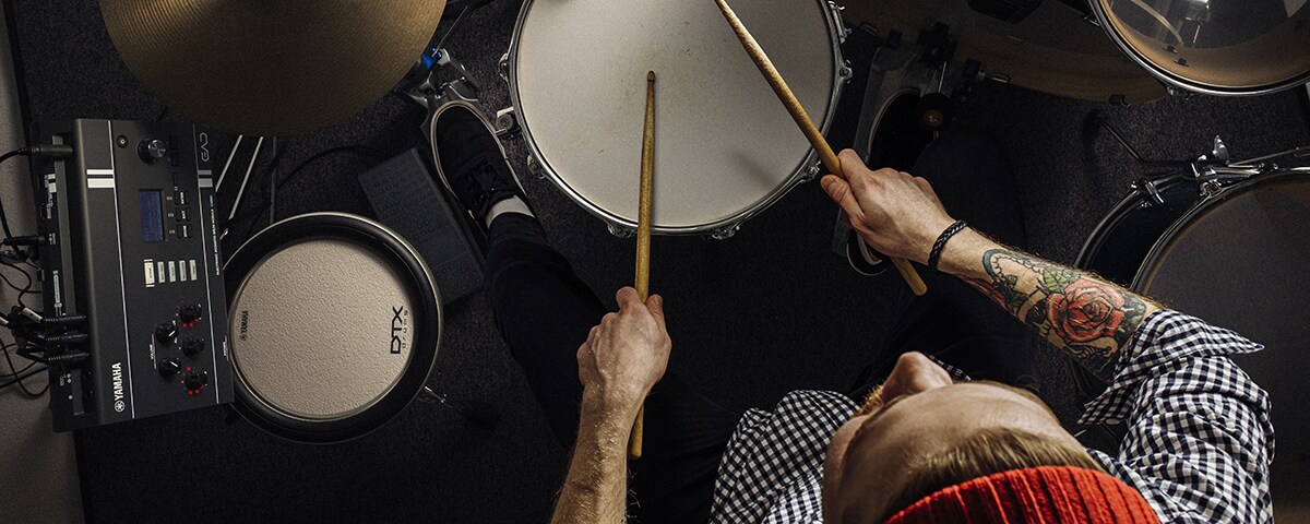 Drummer die tijdens een optreden de Yamaha EAD20 gebruikt voor realtime geluidsregeling en persoonlijke monitoring.