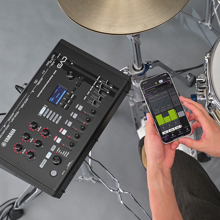 Scène waarin de EAD50 wordt bediend met de speciale app