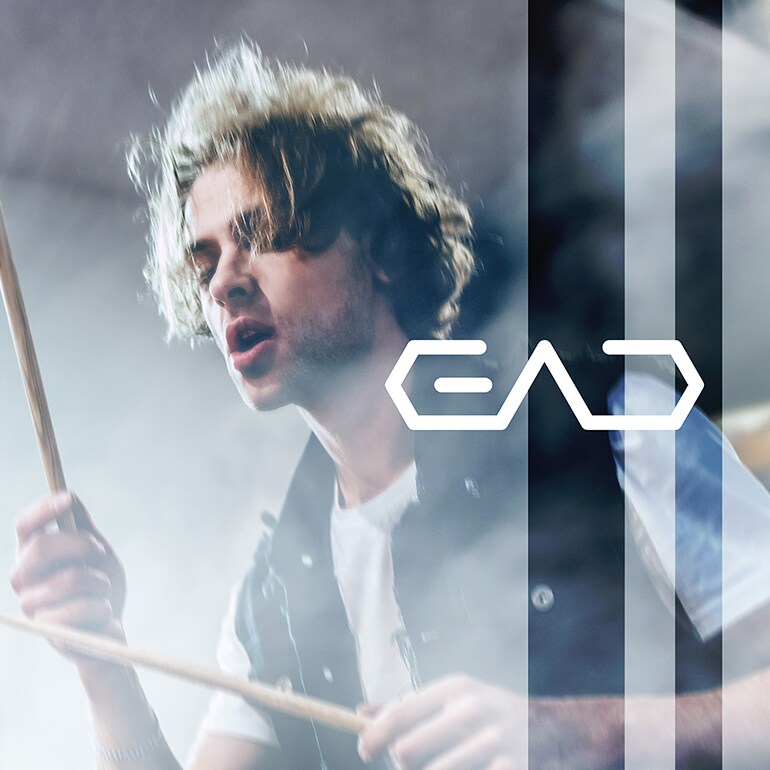 Mannelijke drummer die optreedt met de EAD50