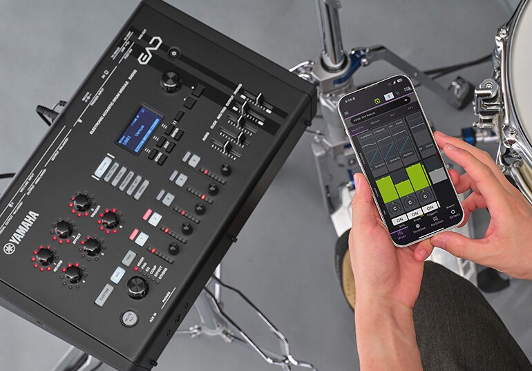 Een gebruiker die de EAD50 bedient met de EAD Touch app