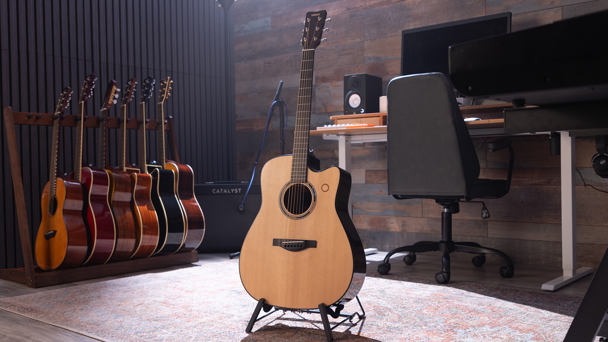 Een TAG3 C akoestische gitaar in het midden van een thuisstudio