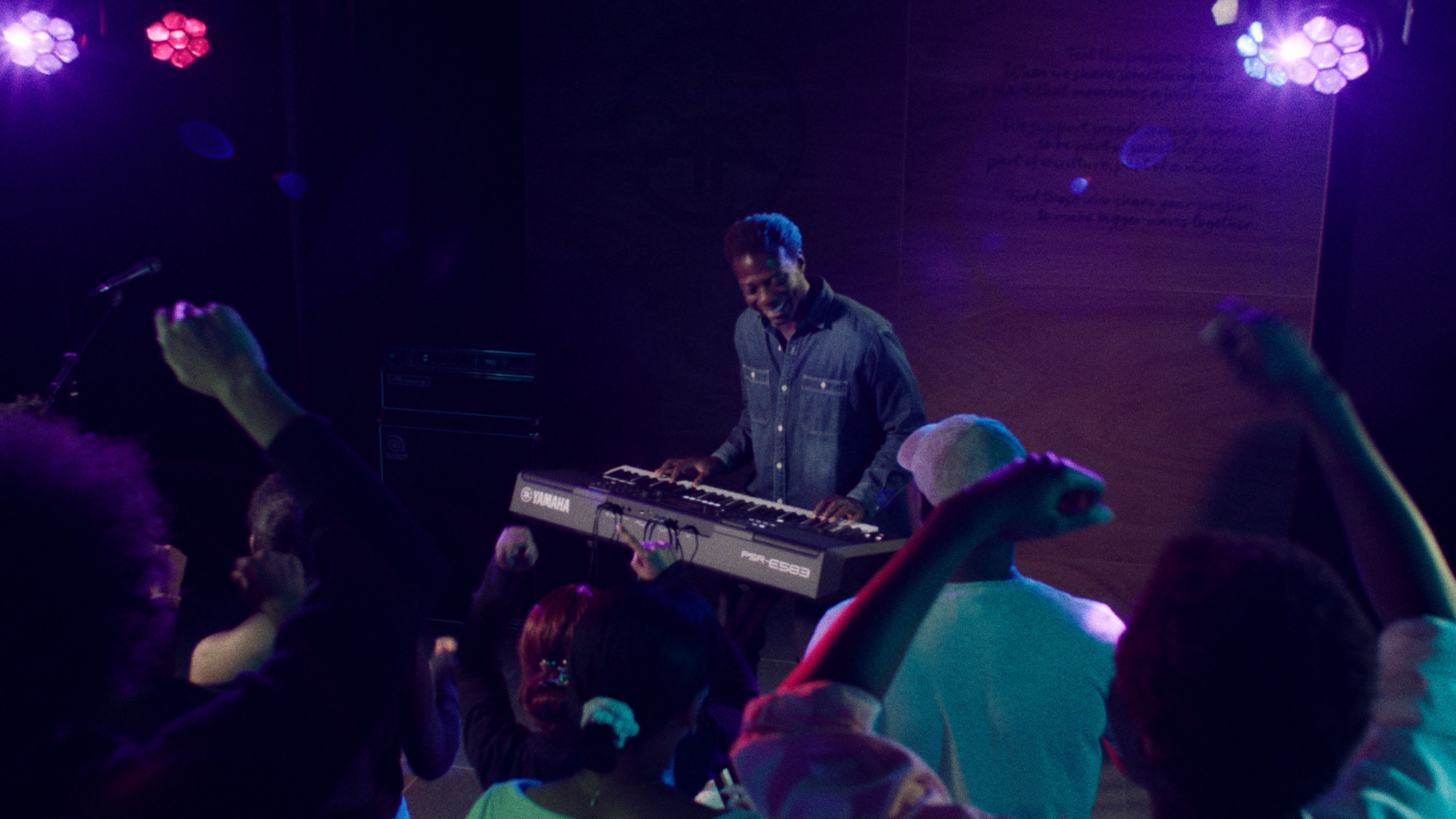 Een persoon die een Yamaha draagbaar keyboard PSR-E583 bespeelt met een hoofdtelefoon