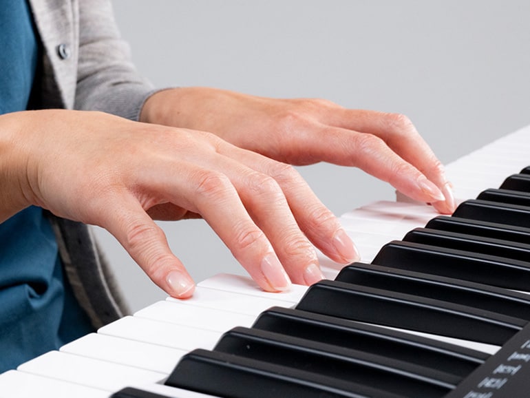 A person playing accompaniment on the YPT-280