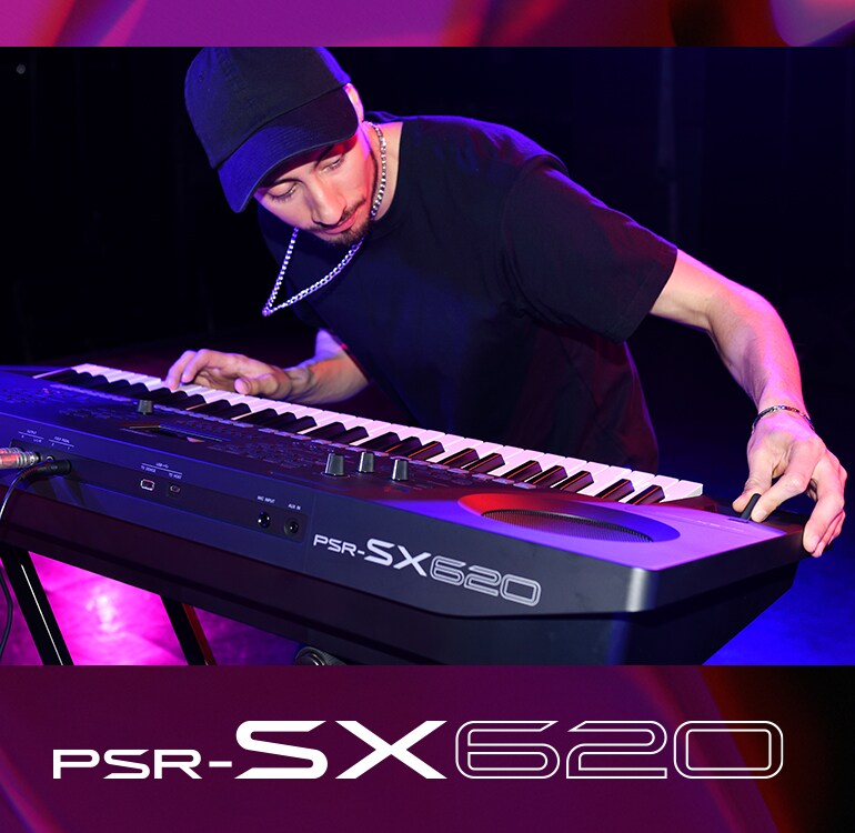 Muzikant die een PSR-SX620-keyboard bespeelt op het podium.