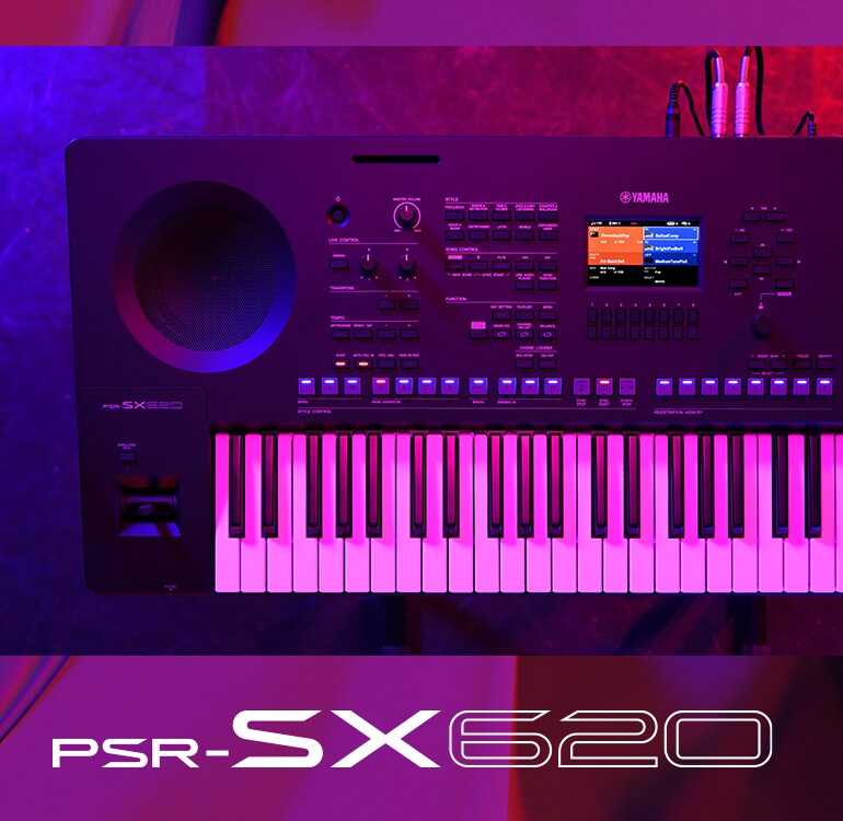 Bovenaanzicht van een PSR-SX620-keyboard onder podiumverlichting.
