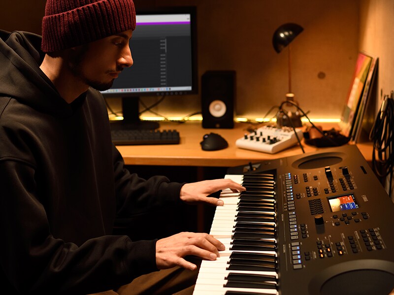 Iemand die een PSR-SX620-keyboard bespeelt in een thuisstudio.