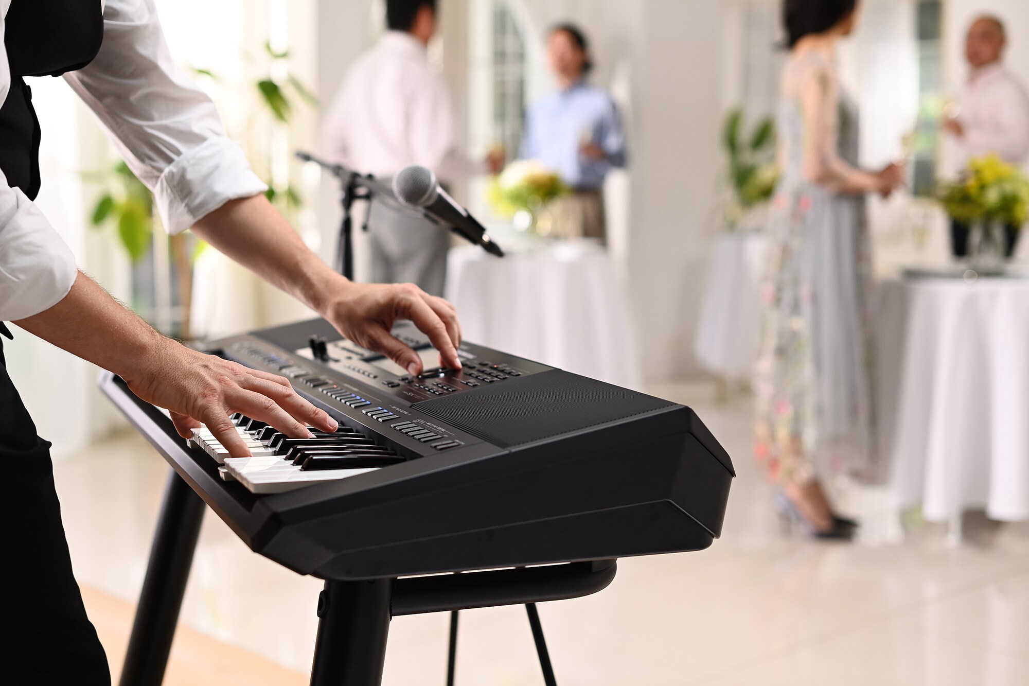 Yamaha Arranger Workstation PSR-SX720+ die wordt bespeeld op een feestlocatie