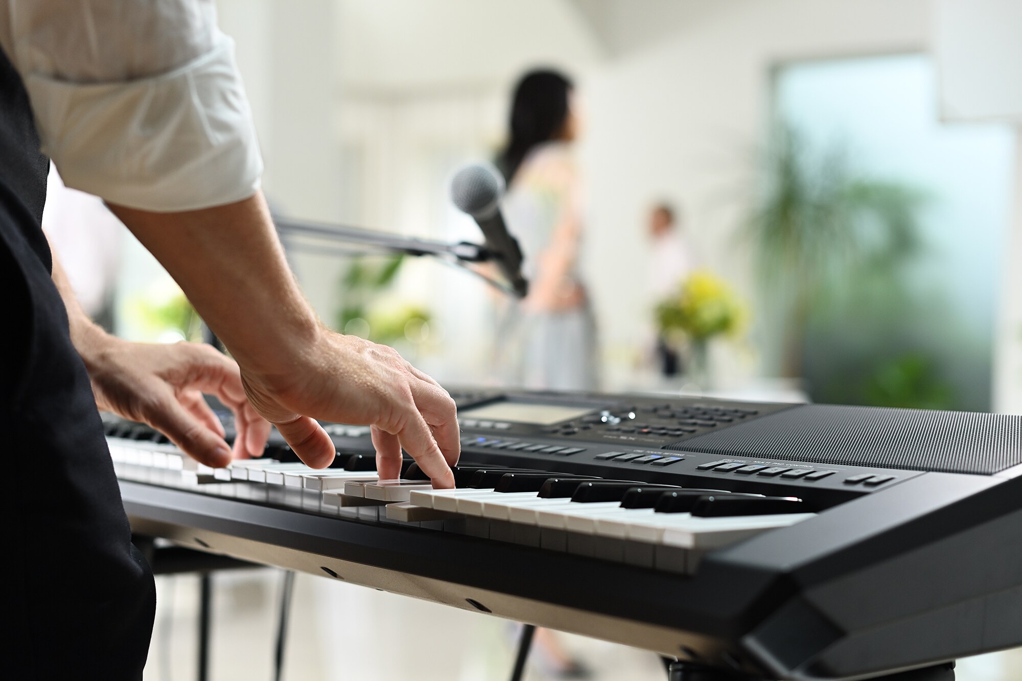 Yamaha Arranger Workstation PSR-SX720+ die wordt bespeeld op een feestlocatie