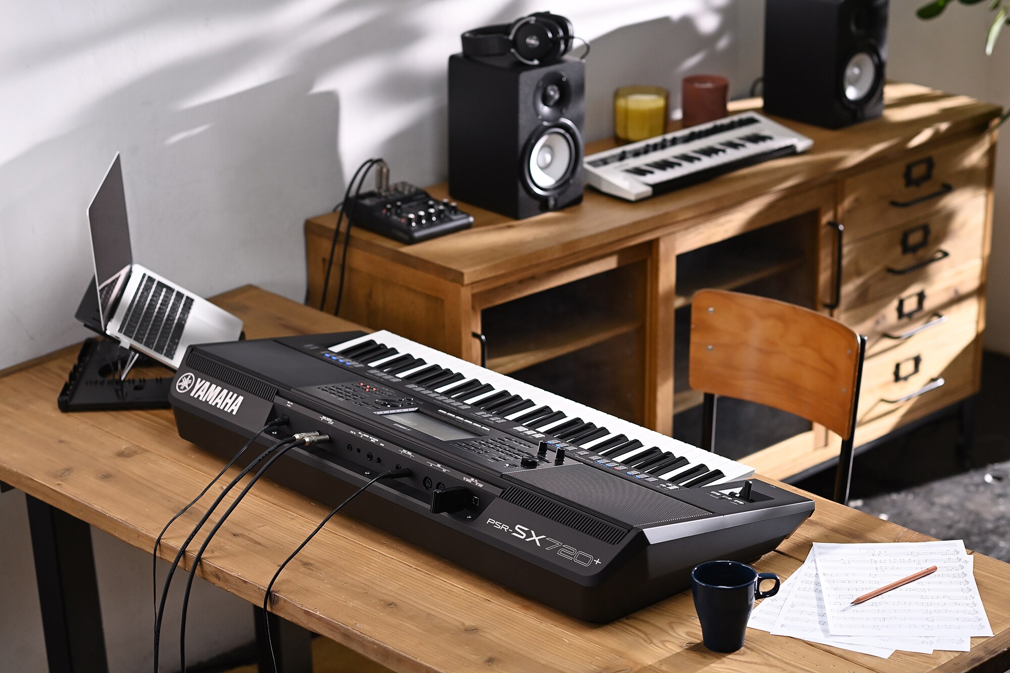 Yamaha Arranger Workstation PSR-SX720+ op een bureau
