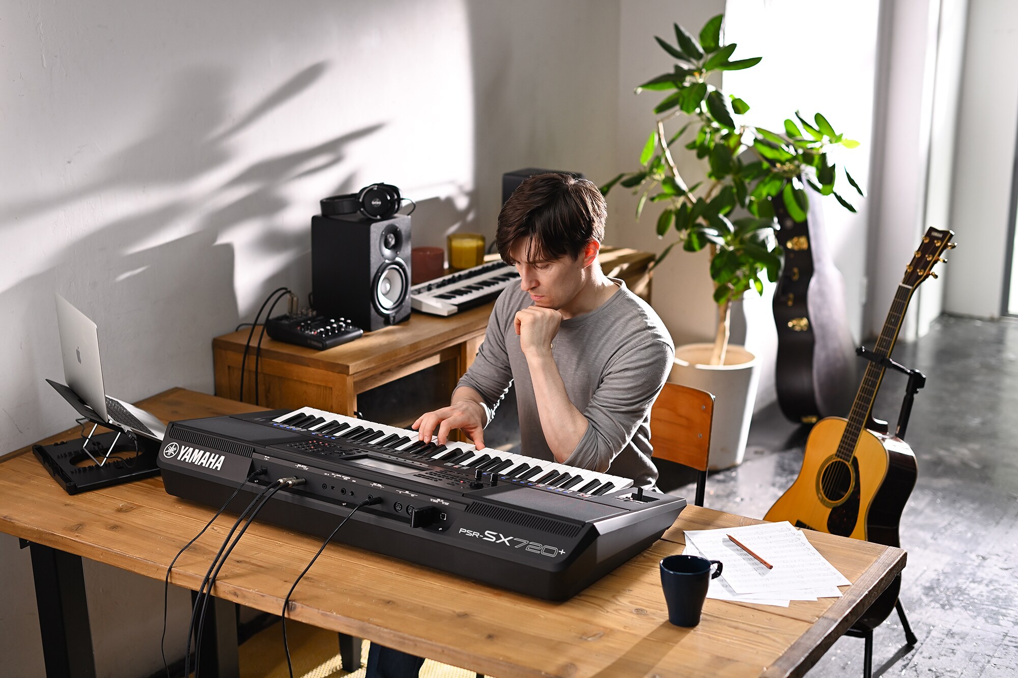 Foto van iemand die op het Yamaha Arranger Workstation PSR-SX720+ speelt