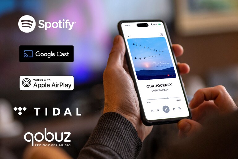 Logo's van Spotify, Google Cast, Apple AirPlay, TIDAL, Qobuz en een man die een smartphone gebruikt voor het afspelen van muziek.