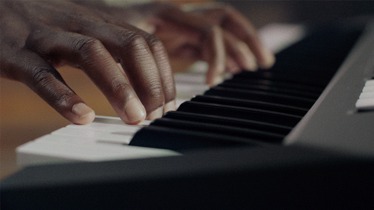 PSR-E483's Keyboard bespeeld door een persoon