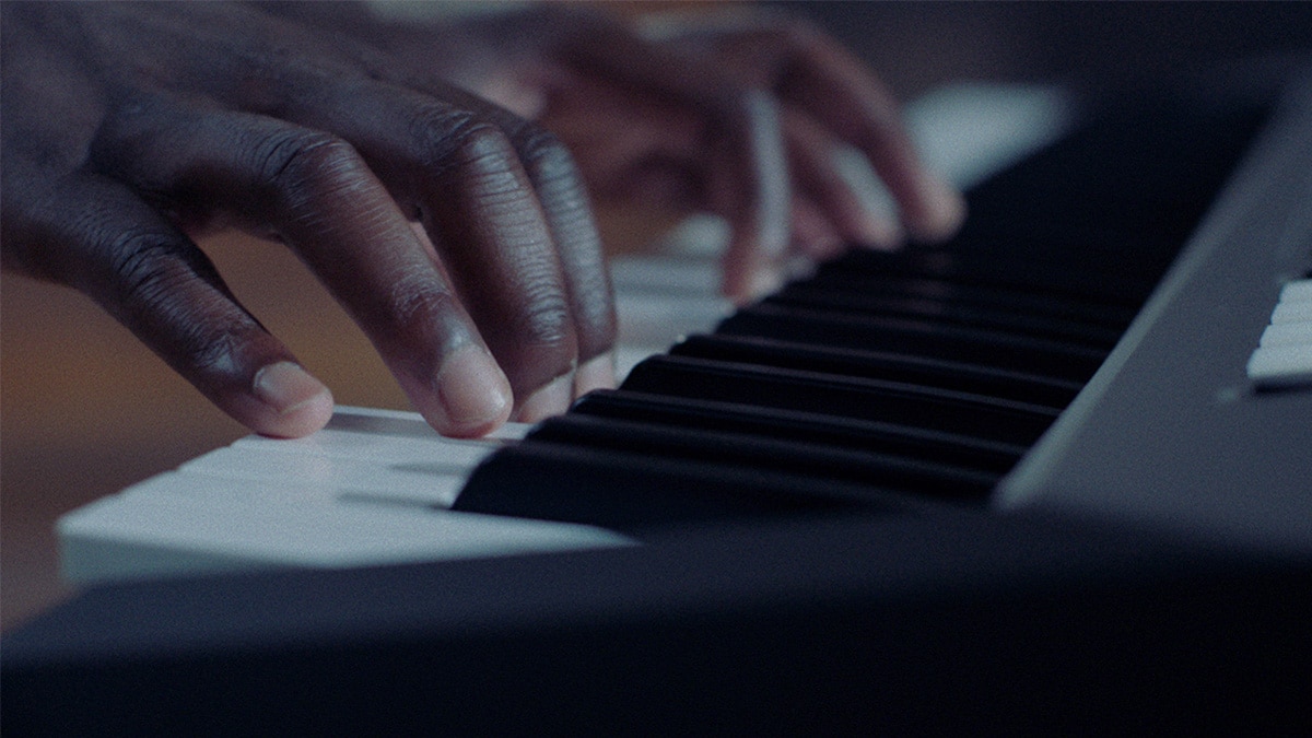 PSR-E583's Keyboard bespeeld door een persoon