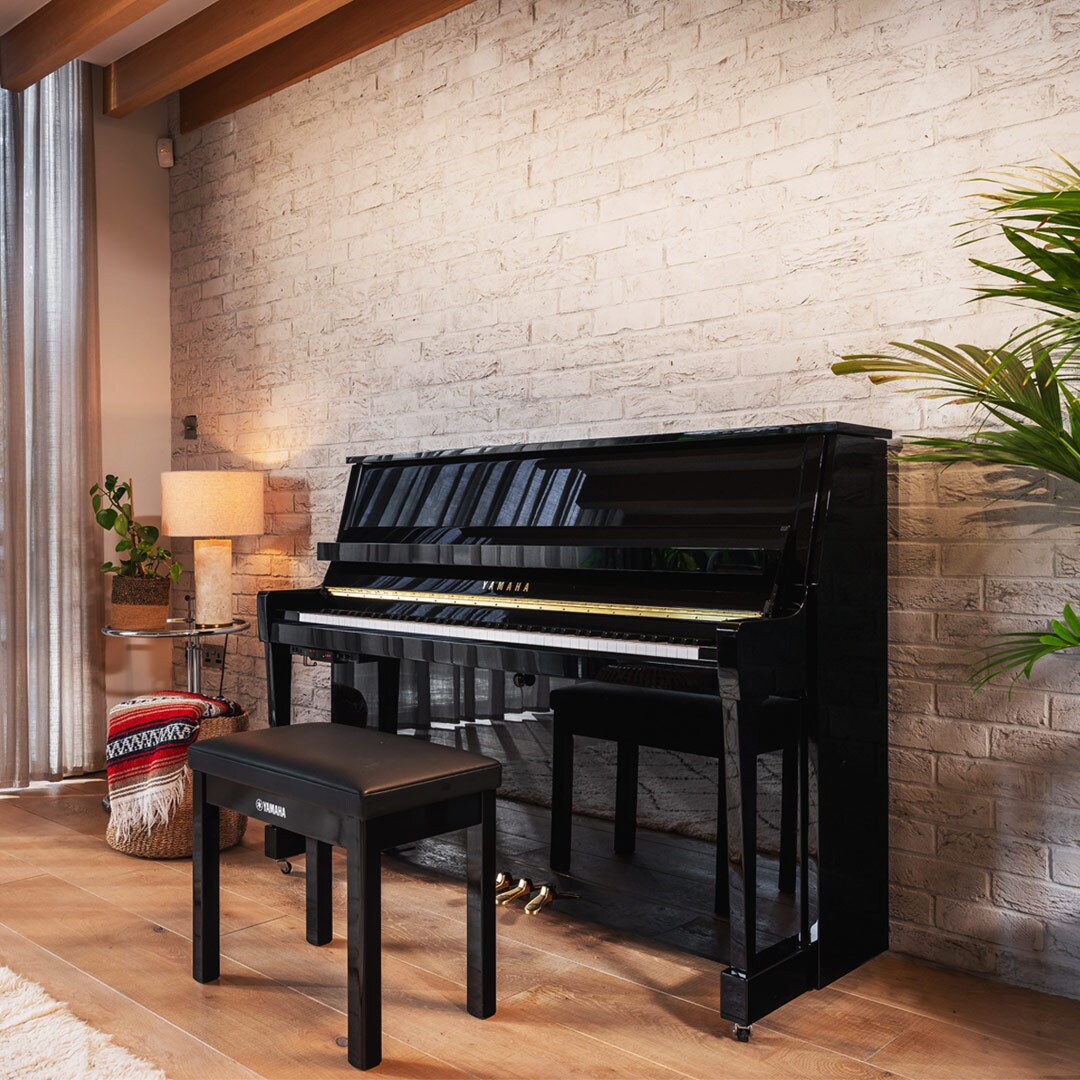 De staande piano B10 in een woonkamer