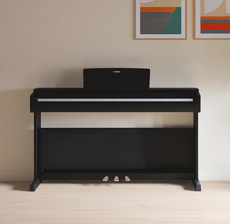 Een woonkamer met een zwarte ARIUS-piano, kamerplanten en een bank, harmonieus geïntegreerd in het interieur
