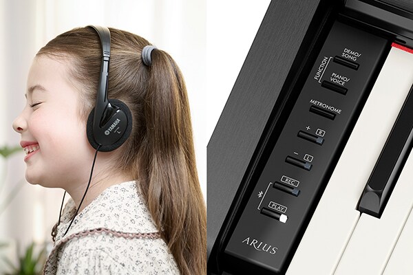 Het bespelen van een ARIUS-piano met een hoofdtelefoon, en een afbeelding van het bedieningspaneel