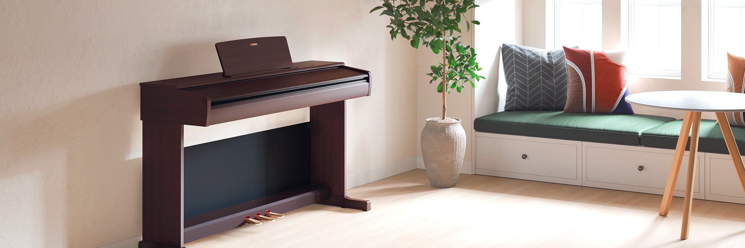 Een ARIUS-piano in een woonkamer met gesloten klep, harmonieus geïntegreerd in het interieur