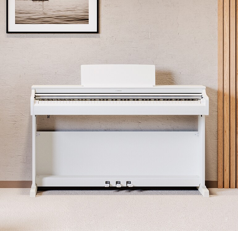 Een woonkamer met een witte ARIUS-piano, kamerplanten en een bank, harmonieus geïntegreerd in het interieur