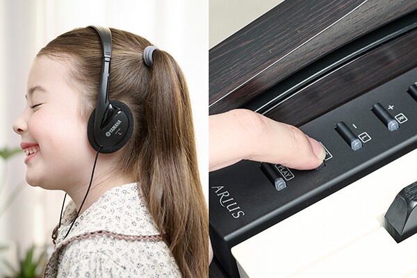Spelen op een ARIUS-piano met hoofdtelefoon en het bedienen van de knoppen op het bedieningspaneel