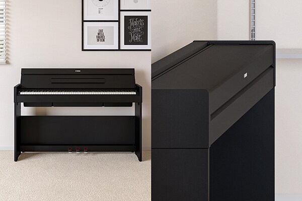 Een ARIUS-piano die opgaat in het interieur van de woonkamer, en een ARIUS-piano met een vlakker, compacter ontwerp doordat de klep gesloten is