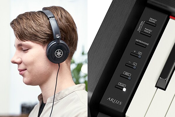Het bespelen van een ARIUS-piano met een hoofdtelefoon, en een afbeelding van het bedieningspaneel