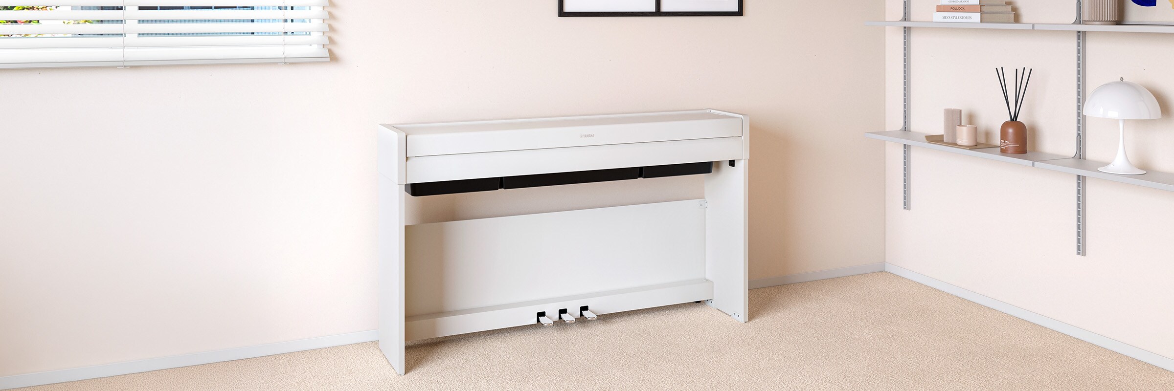 Een ARIUS-piano in een kamer geplaatst, met de klep gesloten