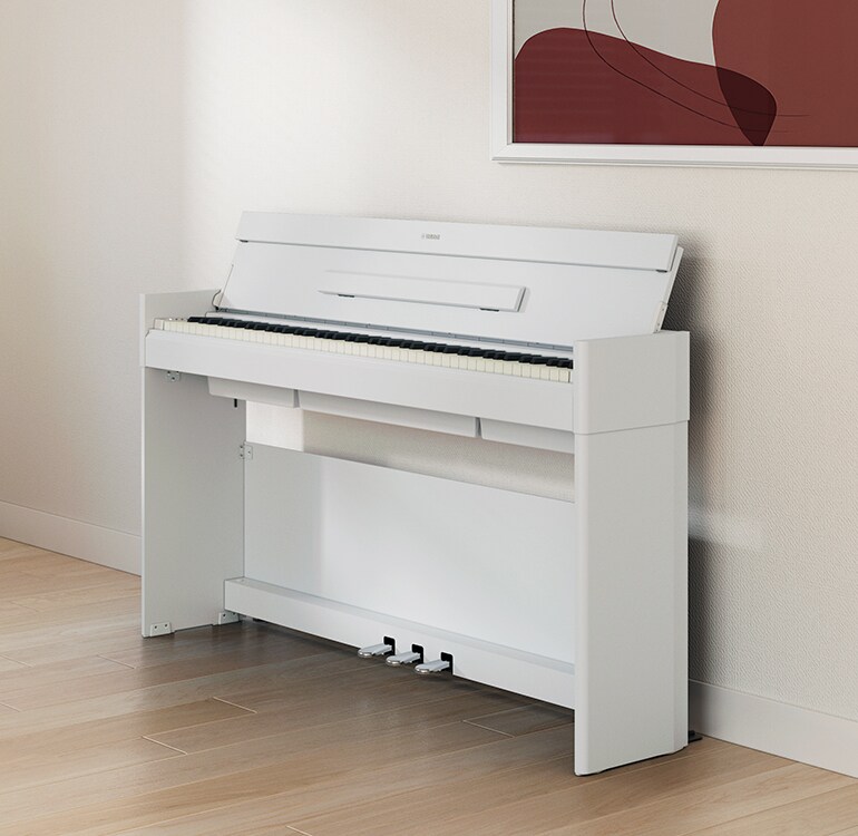 Een woonkamer met een ARIUS-piano, kamerplanten en een bank, harmonieus geïntegreerd in het interieur