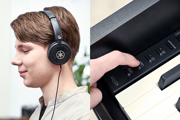 Spelen op een ARIUS-piano met hoofdtelefoon en het bedienen van de knoppen op het bedieningspaneel