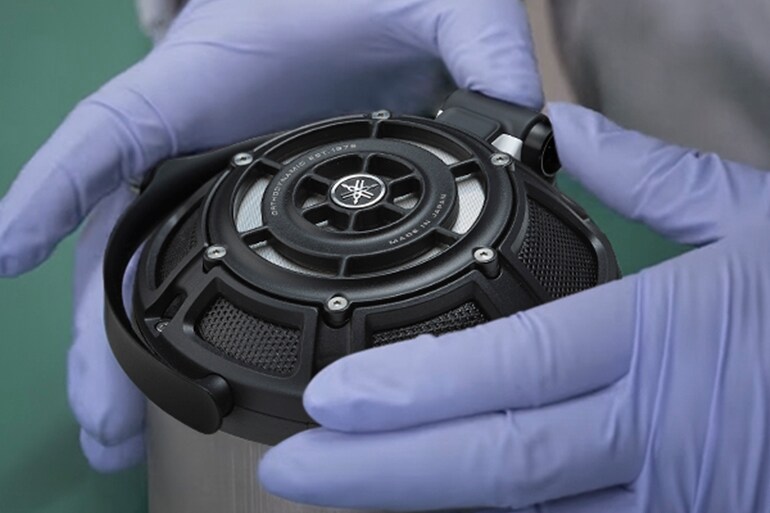 Factory assembly scene image of YH4000 headphones