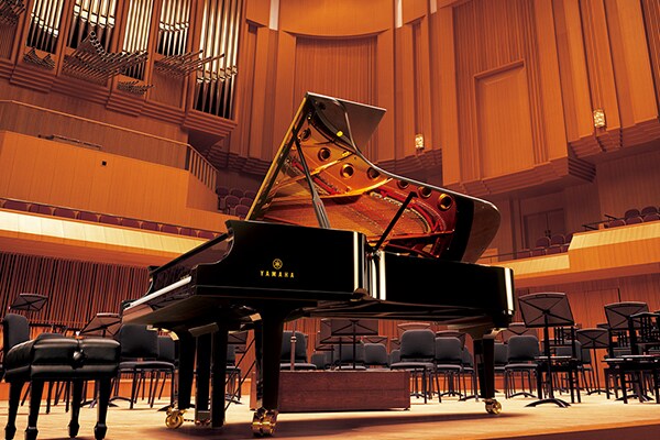 Yamaha CFX-concertvleugel op een podium in een concertzaal