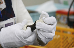 Inspecteur controleert blokfluitonderdeel