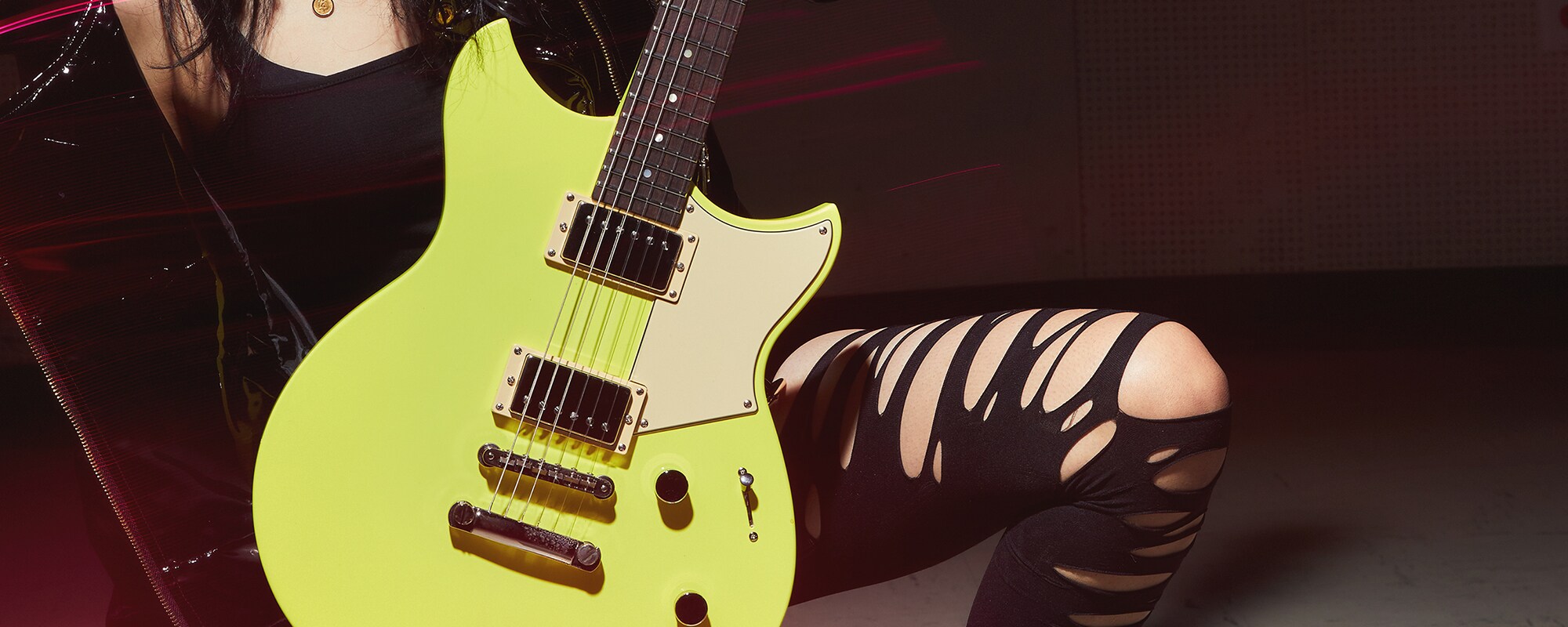 Een persoon die een Revstar Element “RSE20 NYW” in zijn handen heeft