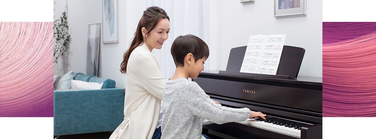 Kind speel op Yamaha Clavinova digitale piano clp-725 pe