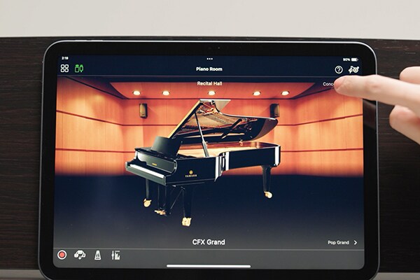 Een tabletscherm waarop de Smart Pianist-app in gebruik is